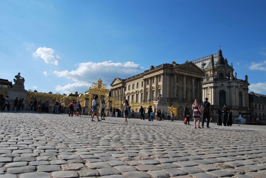 Versailles: Palace Guided Tour with Skip-the-Line Ticket - Entering Versailles without getting crushed at the gates