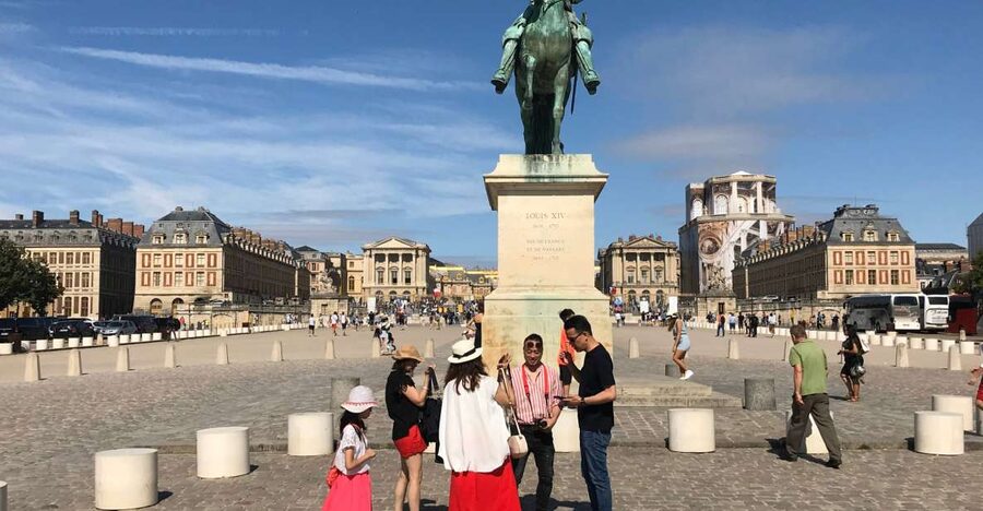 Versailles: Palace Guided Tour with Skip-the-Line Ticket - Your meet up: Louis XIV statue, Place d’Armes, and the red flag