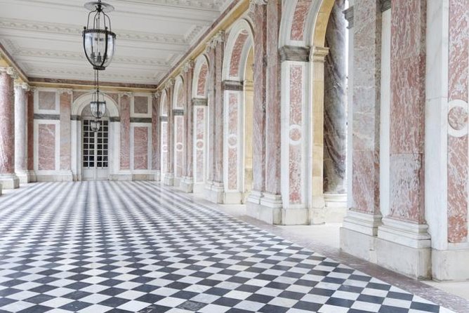 Versailles Palace & Marie-Antoinette's Estate Guided Tour - Entering the Palace of Versailles with priority access