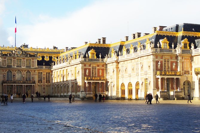 Versailles Small Group Guided Tour with Tranportation from Paris - The guide plus headsets: why you do not get lost in the crowd